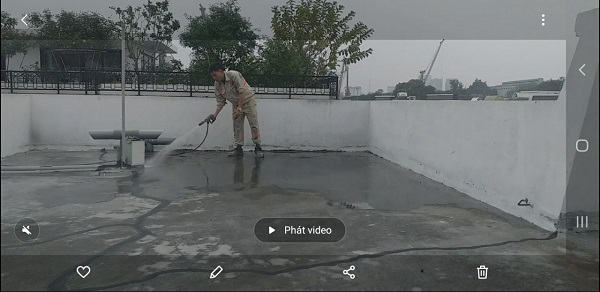 Hình ảnh công nhân vệ sinh sàn mái trước khi xử lý chống thấm